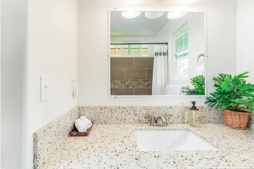Ένα μπάνιο στο Peaceful Petfriendly Paradise Home with AC