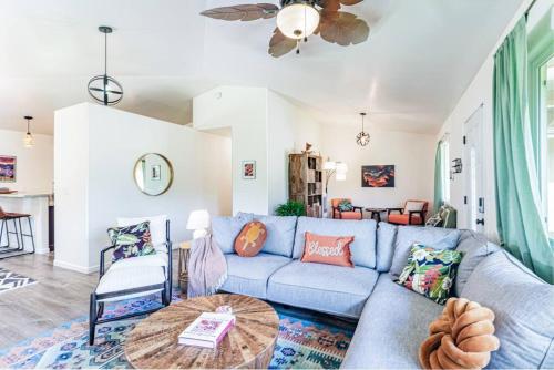 Χώρος καθιστικού στο Peaceful Petfriendly Paradise Home with AC