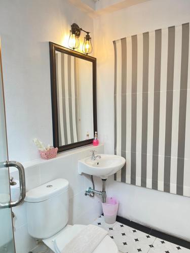 Bilik mandi di Nai Suan Bed and Breakfast
