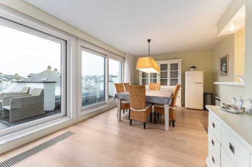 Galeriebild der Unterkunft Rustig en luxueus app met zwembad vlak bij strand in Middelkerke