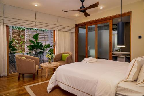 a bedroom with a bed and a table and chairs at Colombo Villa Collection in Colombo