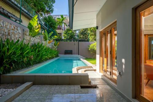 a swimming pool in the backyard of a house at Colombo Villa Collection in Colombo