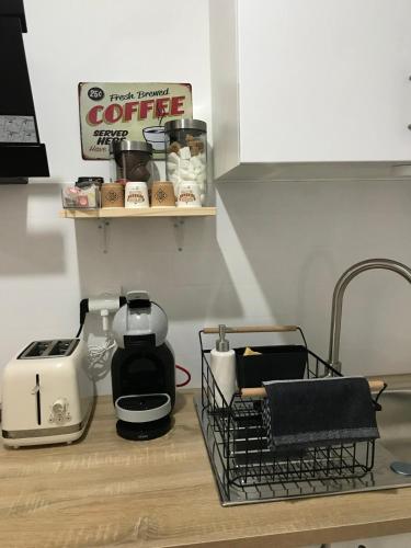 Il comprend une cuisine équipée d'une cafetière et d'un grille-pain. dans l'établissement Le Cosy, à Rochefort