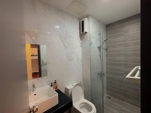 ein Badezimmer mit Waschbecken, Toilette und Dusche in der Unterkunft 5PX, 3BR Emporis KD, Near Segi & Thomson Hospital in Petaling Jaya
