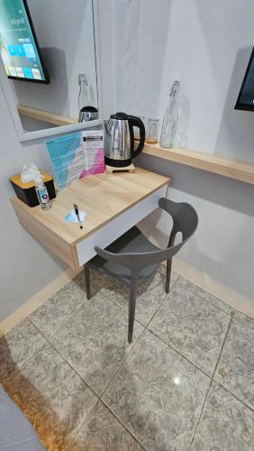 a desk with a chair in a room at DYAZA LV Pekanbaru Near Sultan Syarif Kasim Airport and UIR in Pekanbaru