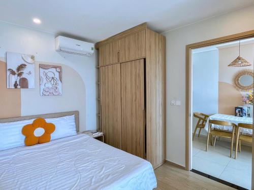 a bedroom with a bed and a sliding glass door at The Sóng Vũng Tàu- SAO VIỆT Căn Hộ Nghỉ Dưỡng 5 Sao in Vung Tau