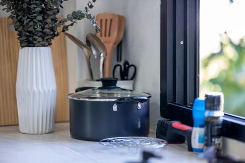 un pot assis sur un comptoir à côté d'un vase dans l'établissement A Better Home Pai, à Pai