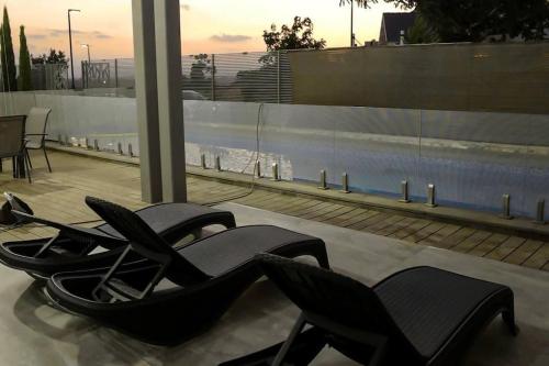 a group of chairs sitting on top of a roof at וילה גריי in El ‘Affūle