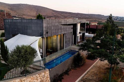 Bazén v ubytování וילה גריי nebo v jeho okolí