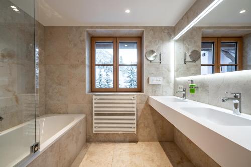 Koupelna v ubytování Hotel Lech & Residenz Chesa Rosa