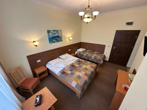 a hotel room with a bed and a table and a table sidx sidx at Casa Maria Arges in Piteşti