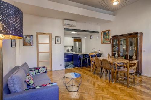 un salon avec un canapé et une table dans l'établissement Maison Bianchi - Old Town Flower market, à Nice