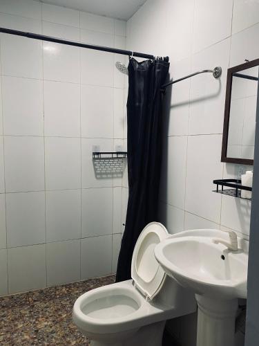 Ένα μπάνιο στο Lakayo Hillside Apartelle