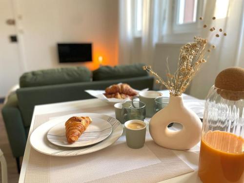 - une table avec des assiettes de croissants et du café dans l'établissement La Suite LAGOM, Relax & Quiet, à Beauvais