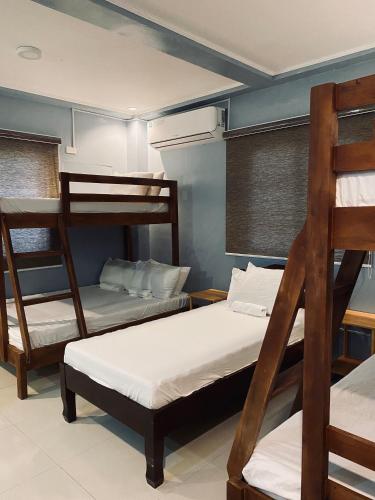 Postel nebo postele na pokoji v ubytování Lakayo Hillside Apartelle