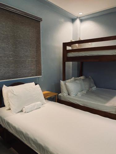 Ένα ή περισσότερα κρεβάτια σε δωμάτιο στο Lakayo Hillside Apartelle