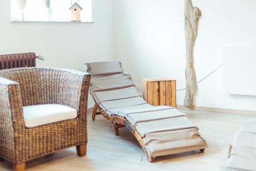 a room with three chairs and a chair and a table at Das Arni´s in Mehlmeisel