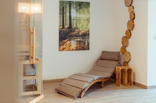 a room with three chairs and a painting on the wall at Das Arni´s in Mehlmeisel