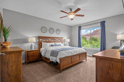 Una cama o camas en una habitación de Entrada at Moab 421