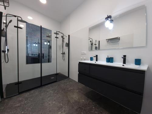 a bathroom with two sinks and a shower at CARMELO APARTAMENTo in San Jose de la Rinconada