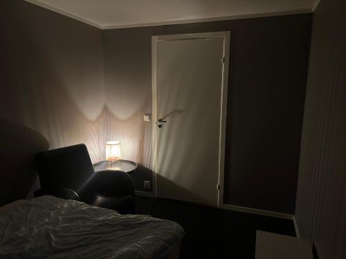 a room with a bed and a desk with a lamp at Svolværgeita in Svolvær