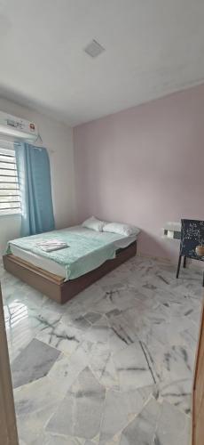 Ένα ή περισσότερα κρεβάτια σε δωμάτιο στο Senai AI homestay