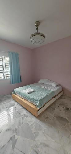 Ένα ή περισσότερα κρεβάτια σε δωμάτιο στο Senai AI homestay