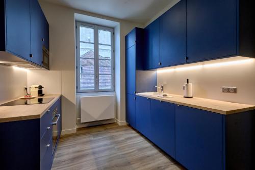 Η κουζίνα ή μικρή κουζίνα στο Appartement Saint-Cyr - Les Suites du Palais, parking privé, vue cathédrale, 3 chambres, by PRIMO C0NCIERGERIE