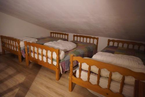 Cette chambre mansardée comprend 4 lits superposés. dans l'établissement La Casote du Pêcheur Bord d'étang 9 Personnes Clim, au Barcarès