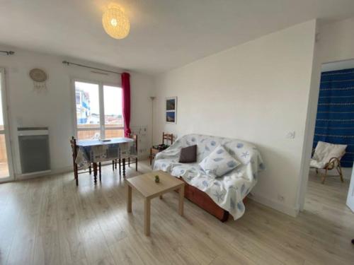 un salon avec un canapé et une table dans l'établissement La Teste Centre 2 couchages avec balcon, à La Teste-de-Buch