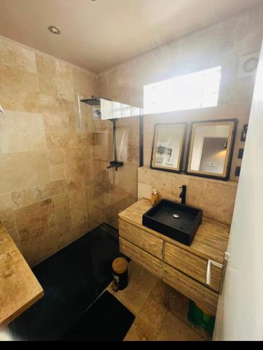 une salle de bain avec un lavabo et une douche dans l'établissement Cozy villa, à Aulnay-sous-Bois