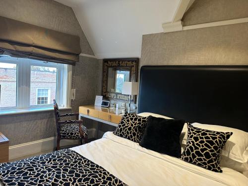 Ένα ή περισσότερα κρεβάτια σε δωμάτιο στο Alexander House Hotel & Utopia Spa