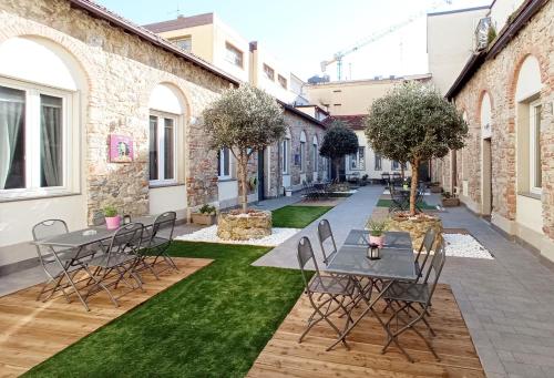 a patio with grass and tables and chairs at Casa Vacanze Francesco in Florence