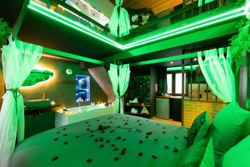 Φωτογραφία από το άλμπουμ του La Forêt Enchantée - Chambre à thème Love Room Jacuzzi - Évasion pour deux σε Schirrhein