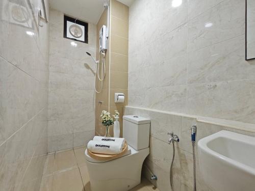 Un baño de Kempas Dsummit Residences by Antlerzone