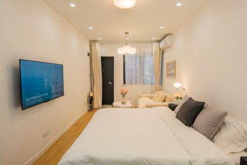 Uma cama ou camas num quarto em Tonight Homestay Jing'an Temple Shanghai