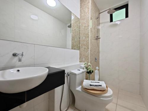 Un baño de Kempas Dsummit Residences by Antlerzone