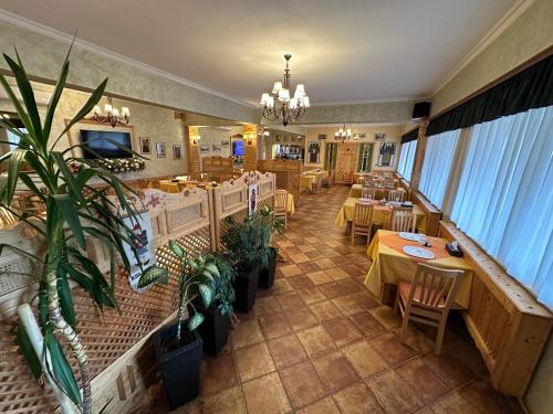 an overhead view of a restaurant with tables and chairs at Casa Maria Arges in Piteşti