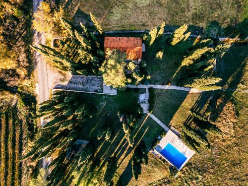 Κήπος έξω από το Country House Uros in Nature with Pool