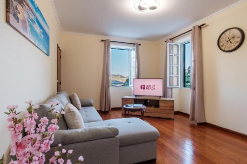 un soggiorno con un divano e una TV di GuestReady - A charming experience in Madeira a Machico