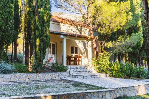 Κήπος έξω από το Country House Uros in Nature with Pool