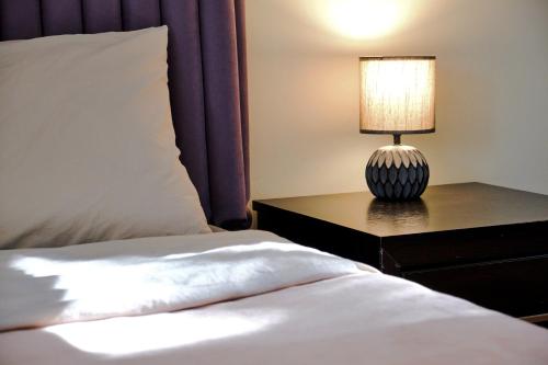 Postel nebo postele na pokoji v ubytování Triple eight hotel