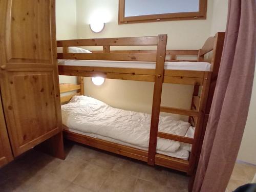quelques lits superposés dans une chambre dans l'établissement Terrasses D 308 PARC NAT VANOISE appart 4 pers, à Val Cenis