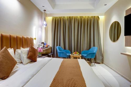 Una cama o camas en una habitación de RJK Stay - Sohna Road & Spaze IT Park