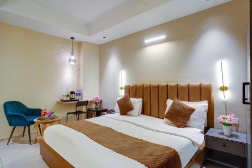 Una cama o camas en una habitación de RJK Stay - Sohna Road & Spaze IT Park