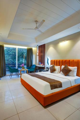 Una cama o camas en una habitación de RJK Stay - Sohna Road & Spaze IT Park