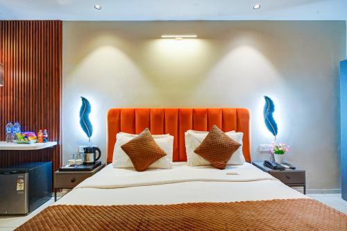 Una cama o camas en una habitación de RJK Stay - Sohna Road & Spaze IT Park