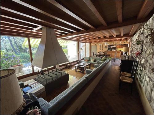 un grand salon avec des canapés et une grande fenêtre dans l'établissement VIlla MARGUERITE, à Lège-Cap-Ferret