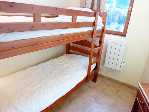 Terrasses D 404 PARC NAT VANOISE appart 6 pers房間的床