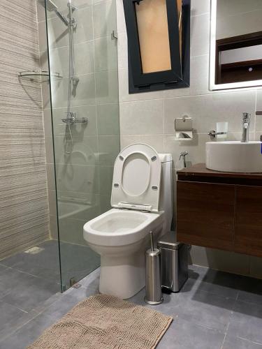 Ένα μπάνιο στο Cozy 2 bedroom app- Aquaview